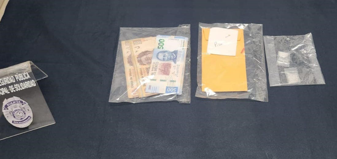 Detienen a extorsionadores luego de cobrar ‘piso’ en Playa del Carmen; policías les hallaron un sobre con 10mil pesos y dosis de cristal.