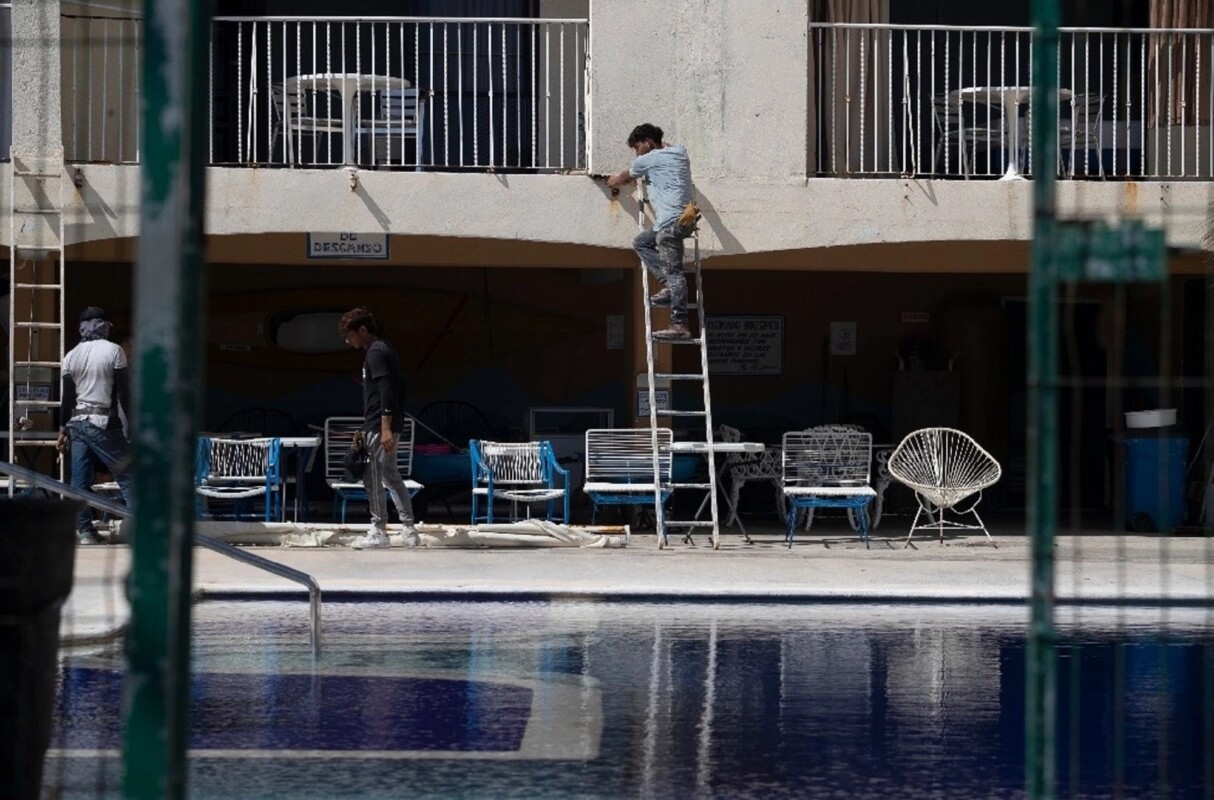 Continúan los trabajos de limpia y mantenimiento en el puerto de Acapulco. En la imagen, trabajadores reconstruyen el área de la alberca de un hotel.