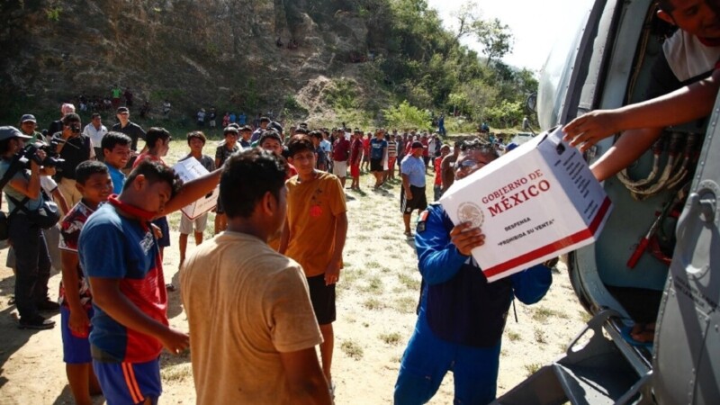 Reparten en Acapulco despensas donadas por supermercados