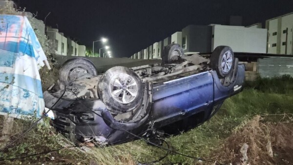 Vuelca camioneta sobre la Avenida 135 de Cancún