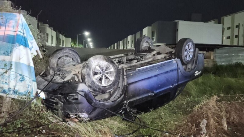 Vuelca camioneta sobre la Avenida 135 de Cancún