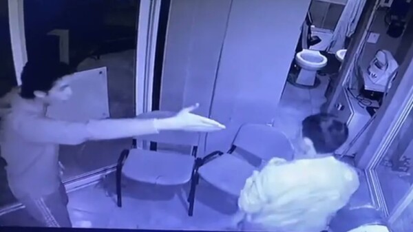 Alumno de la Anáhuac golpea a guardia de seguridad (VIDEO)