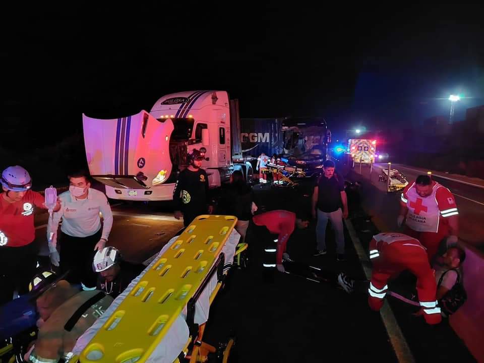 Aparatoso choque entre autobús de pasajeros y tráiler; el accidente ocurrió la madrugada de este martes en la autopista Colima-Manzanillo.