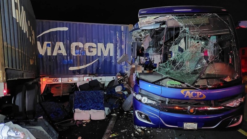 Aparatoso choque entre autobús de pasajeros y tráiler.