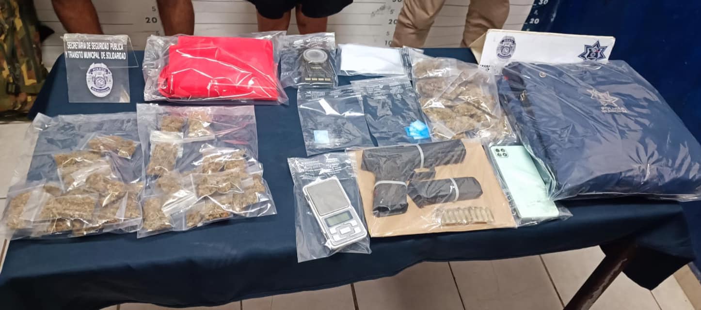 Atrapan a tres narcomenudistas en Puerto Aventuras; en su poder tenían una pistola, diversas drogas y una chamarra apócrifa de la Policía.