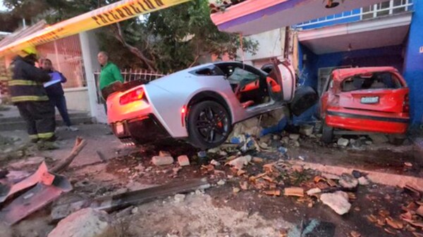 Mujer estrella por despecho auto deportivo en Guadalajara