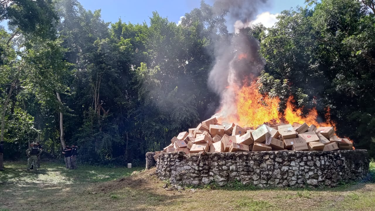 Autoridades incineran drogas y objetos ilícitos en Bacalar; forma parte de recientes aseguramientos por parte del Ejército y Guardia Nacional.