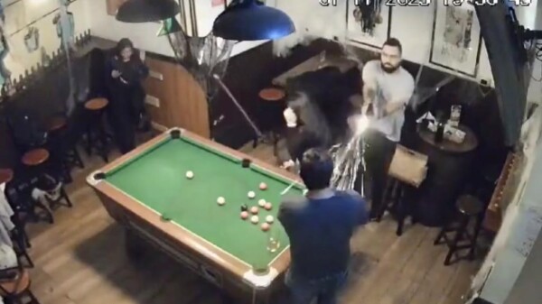 Hombre ataca a balazos a compañero en billar de Perú 