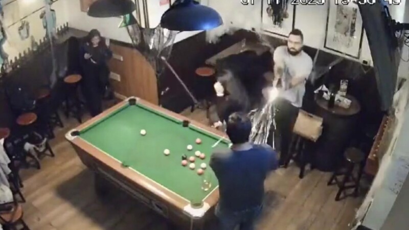 Hombre ataca a balazos a compañero en billar de Perú 