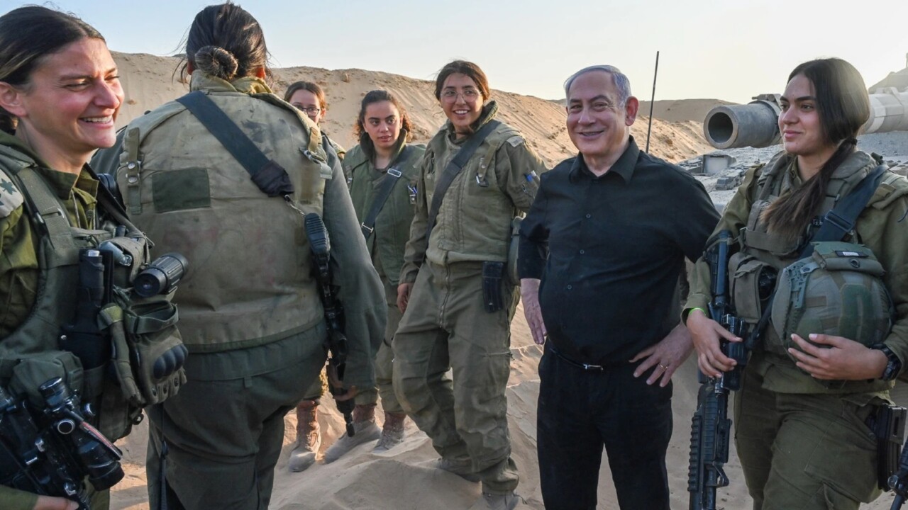 El líder ultraderechista de Israel, Benjamin Netanyahu, ríe al lado de sus tropas al igual que Hitler lo hizo en 1940, cuando bailó de alegría ante la firma de la rendición de Francia, la historia se repite.