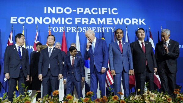 Biden desorientado e ido deja confundido a líder de Indonesia