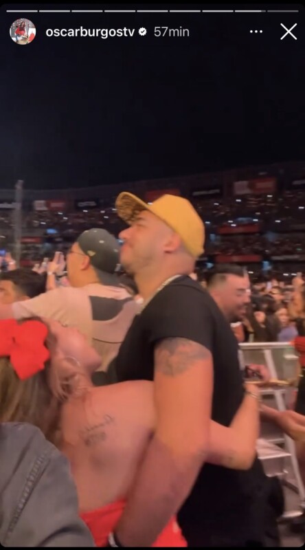 Captan al Escorpión Dorado siendo infiel a su esposa en concierto de Peso Pluma