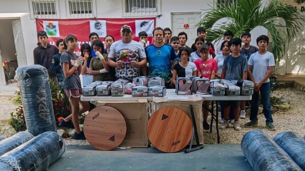 Diego Castañón entrega material deportivo a escuela de boxeo del Centro de Formación de la Unidad Deportiva