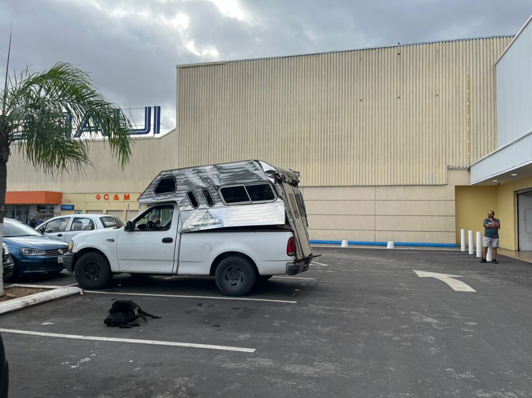 Torpe conductor les aceleró el cardio a usuarios de un gimnasio en Cancún; pisa demasiado el pedal de la velocidad y estampa camioneta.