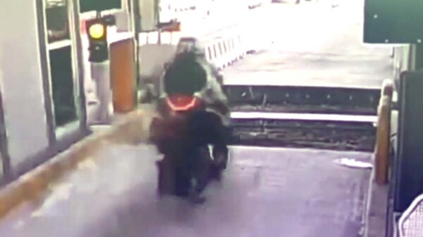 Motociclistas se estrellan por evadir pago de caseta en CDMX