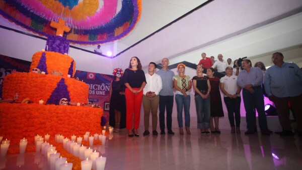 Con altar, inicia Ana Paty Peralta festejos de Día de Muertos en Cancún