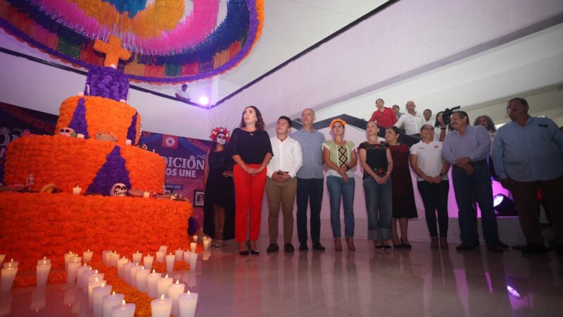 Con altar, inicia Ana Paty Peralta festejos de Día de Muertos en Cancún
