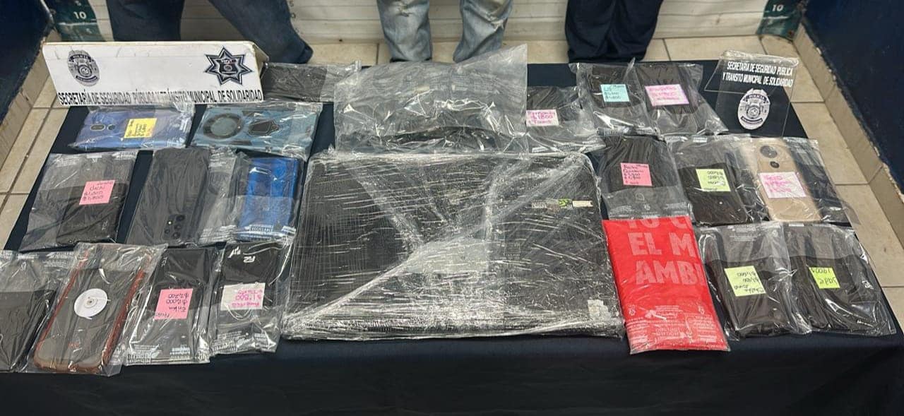 Detienen a dos hombres y una mujer por el delito de trata en Playa del Carmen; la Policía decomisó 17 teléfonos con nombres de mujeres con diversas cantidades.