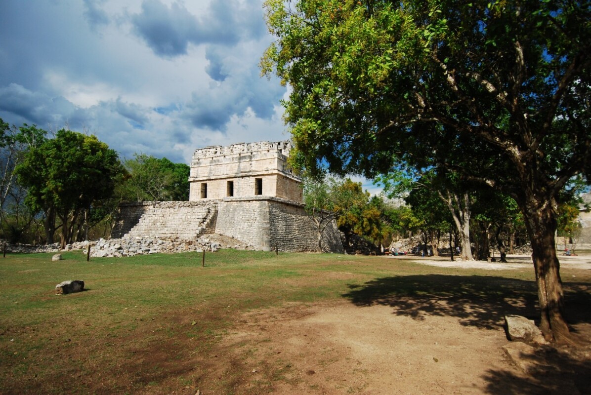 Emerge en Chichén Itzá el rostro esculpido de un guerrero; se descubrió en excavaciones del relleno constructivo de un basamento del conjunto Casa Colorada.