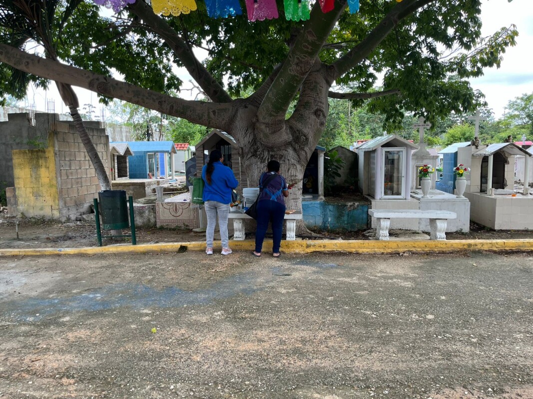 Esperan panteones recibir entre mil y 2000 visitantes por el Día de Muertos; la mañana de hoy 1 de noviembre la afluencia era poca.