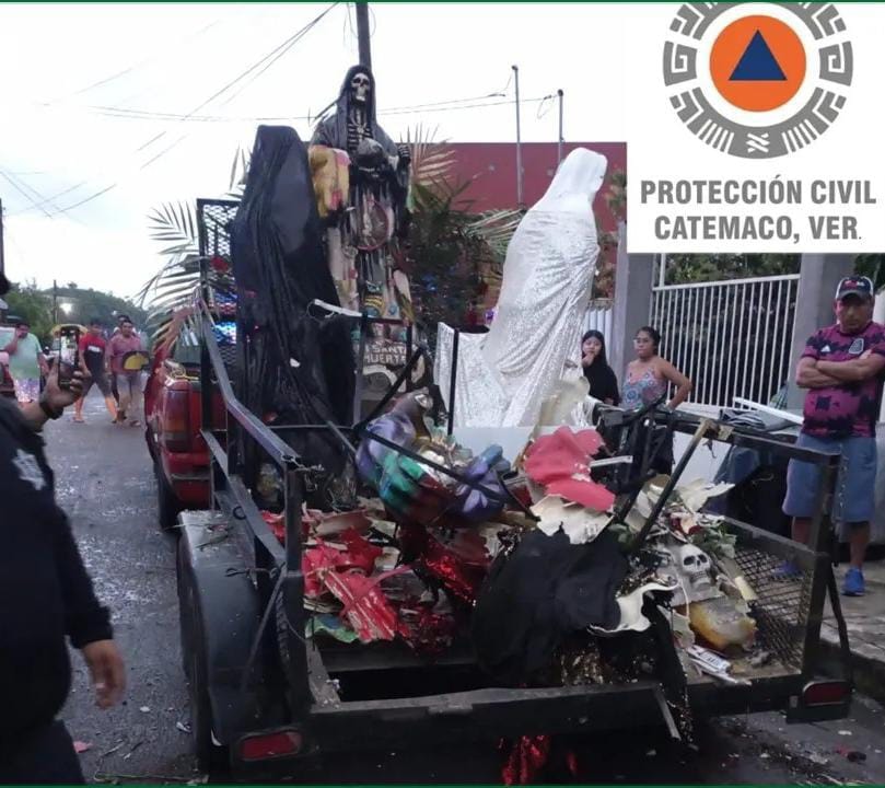 Explota pirotecnia en una procesión a la muerte; uno de los asistentes perdió la dos piernas a causa del estallido en una camioneta.