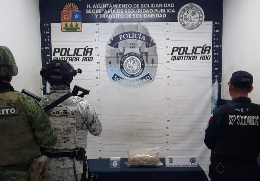 Detienen a sujeto con drogas y un arma de fuego en Playa del Carmen; en otro hecho se halló un paquete de mariguana abandonado en una playa.