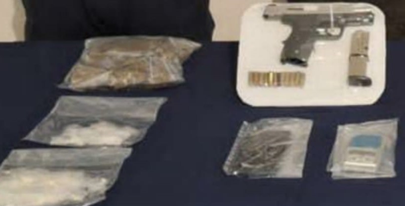 Detienen a narcomenudista armado en Playa del Carmen; a Pablo “N” le decomisaron más de 13’ dosis de enervantes y una pistola calibre .9mm.