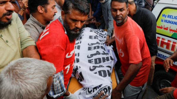 Incendio deja 11 muertos y 22 heridos tras incendio en un centro comercial