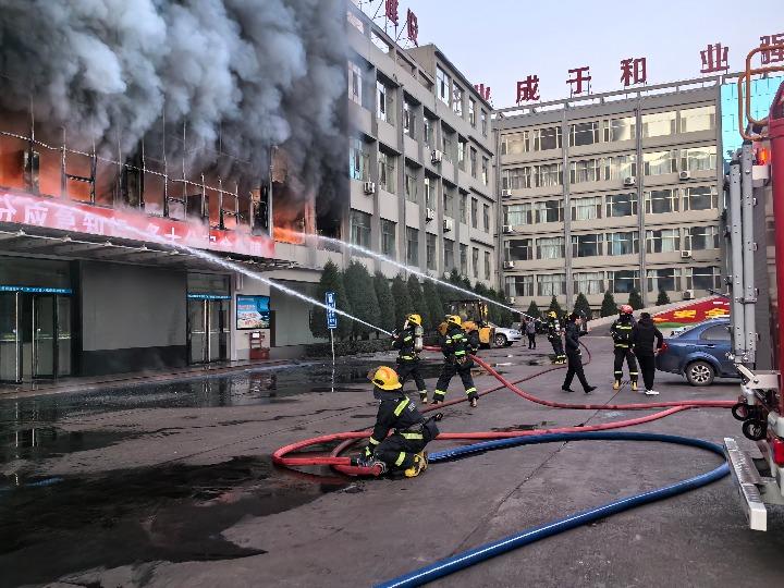 Incendio en un hospital en China deja 26 muertos y decenas de heridos; el edificio es propiedad de una compañía minera de carbón en la provincia de Shanxi.