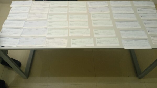 Detienen en el aeropuerto de Cancún a extranjero con cheques por más de 5 mdp