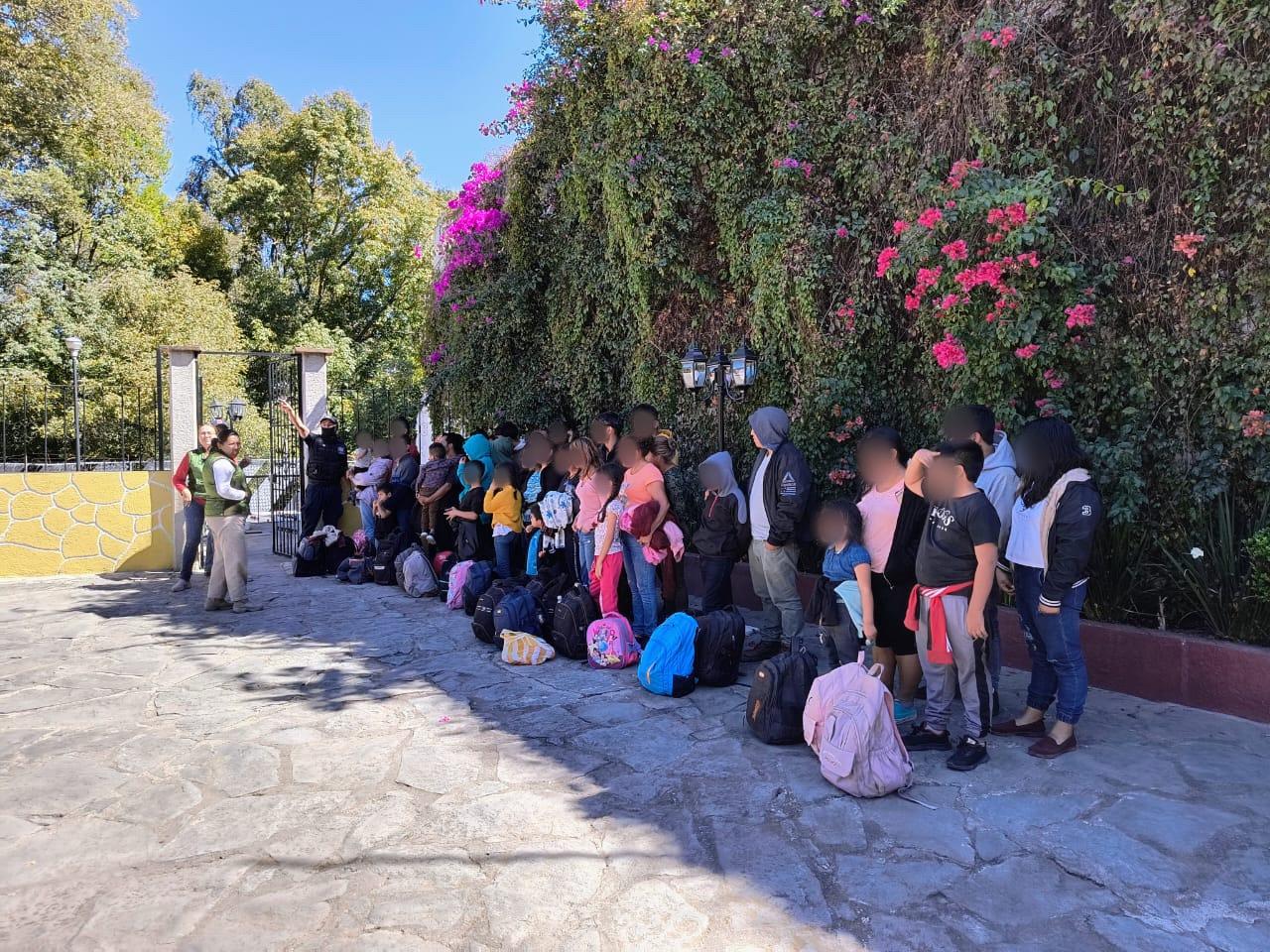 Aseguran a 100 migrantes hacinados en autobús de pasajeros; fueron localizados por el INM en un punto de verificación en Tlaxcala.