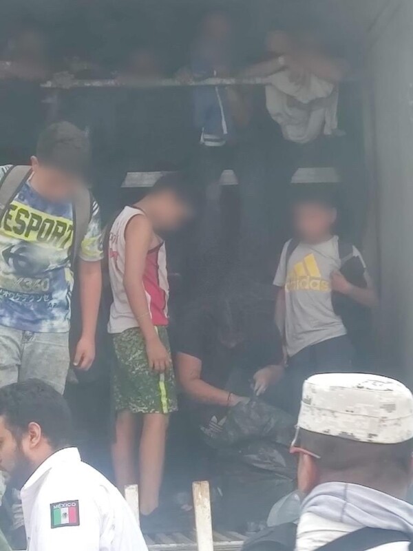 Abandonan tráiler con 215 migrantes en Veracruz (VIDEO); adultos y niños, todos centroamericanos, viajaban hacinados en la caja de la unidad.