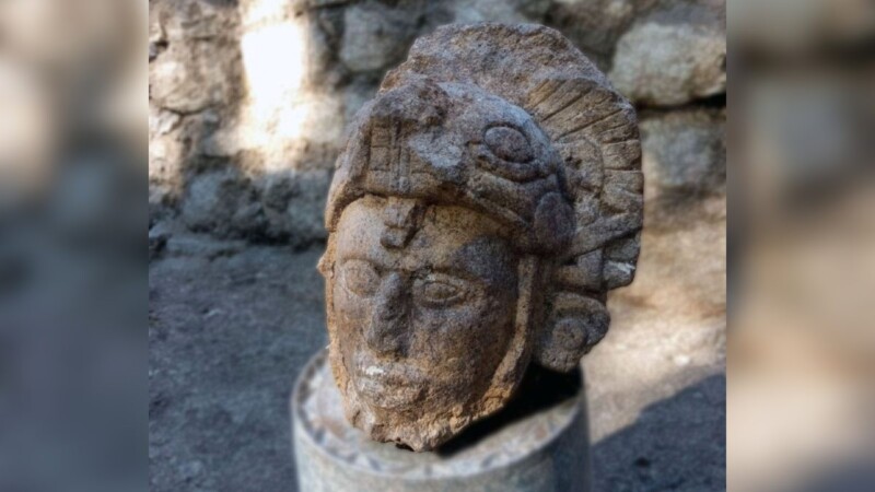 Emerge en Chichén Itzá el rostro esculpido de un guerrero.