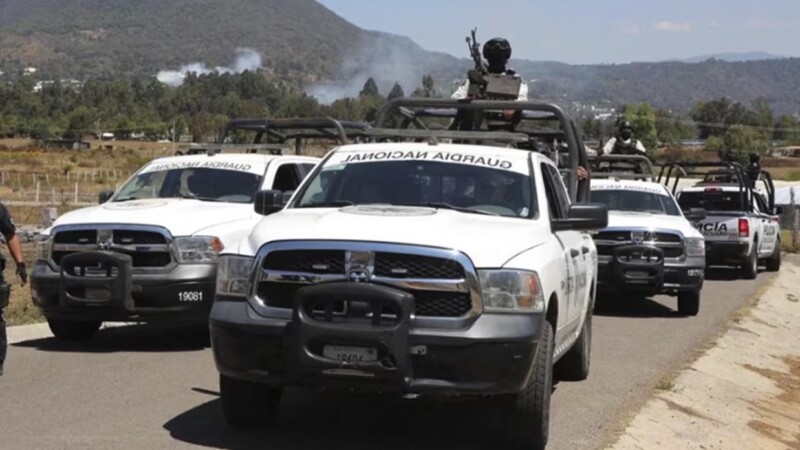 Comando armado propina golpiza a guardias nacionales en Michoacán