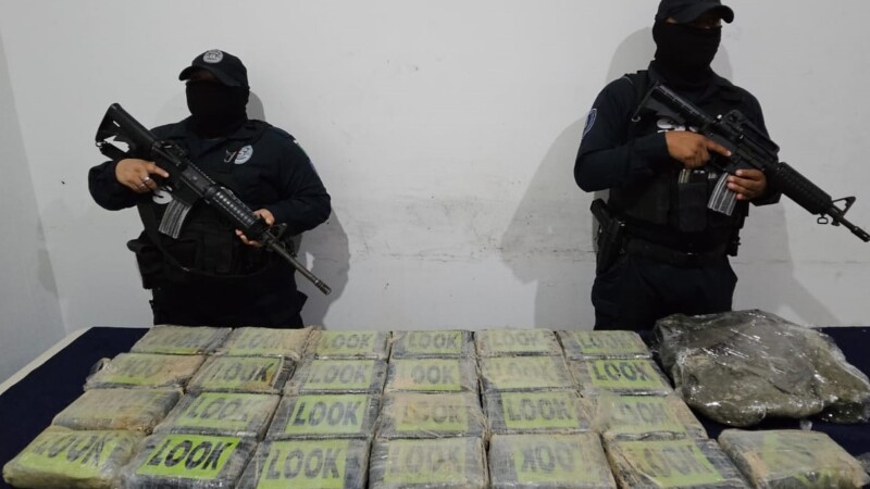 Hallan mochila con 30 kilos de cocaína en una playa de Tulum.