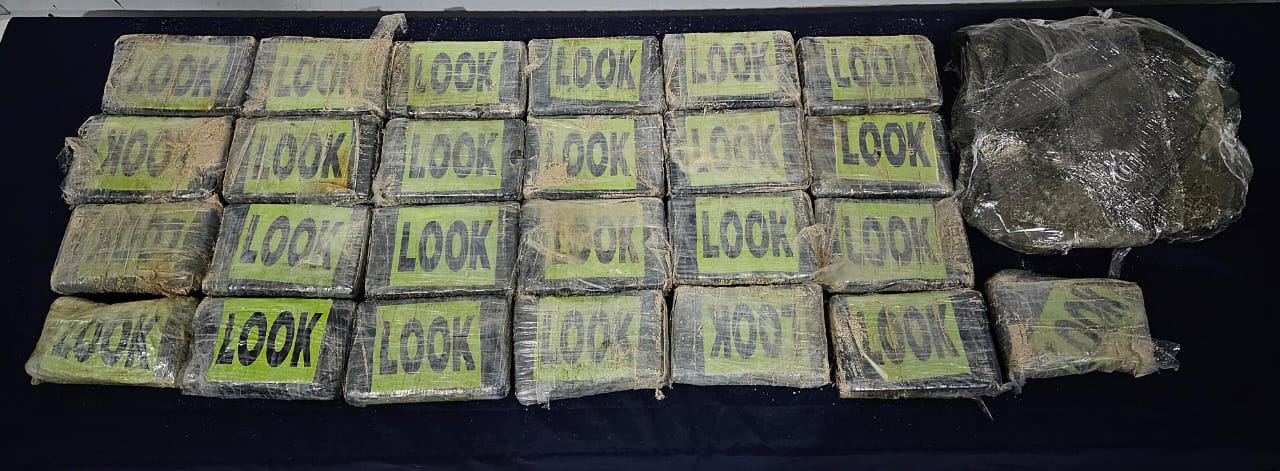 Hallan mochila con 30 kilos de cocaína en una playa de Tulum; policías decomisaron 25 “ladrillos” del alcaloide con la leyenda “Look”.