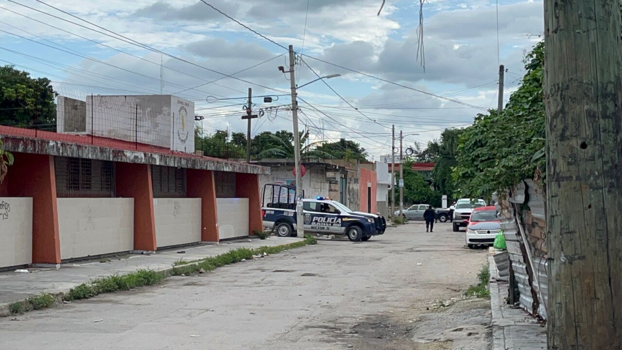 Hallan un cuerpo embolsado en la Supermanzana 65 de Cancún; los hechos, frente al kínder “Nuevo Impero Maya”, cerca del antiguo hospital.