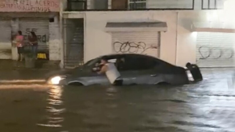 Fuertes lluvias convierten a Playa del Carmen en una laguna