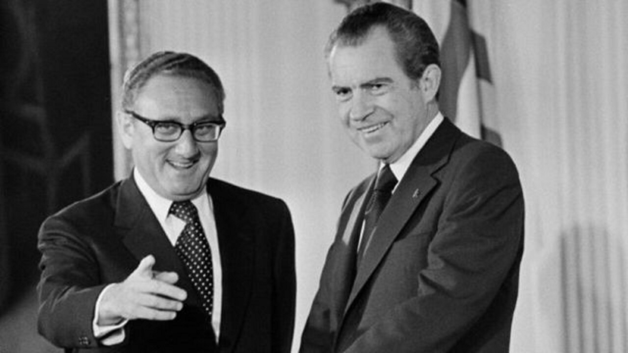 Henry Kissinger, secretario de Estado de EU (izq), al lado del entonces presidente Richard Nixon.