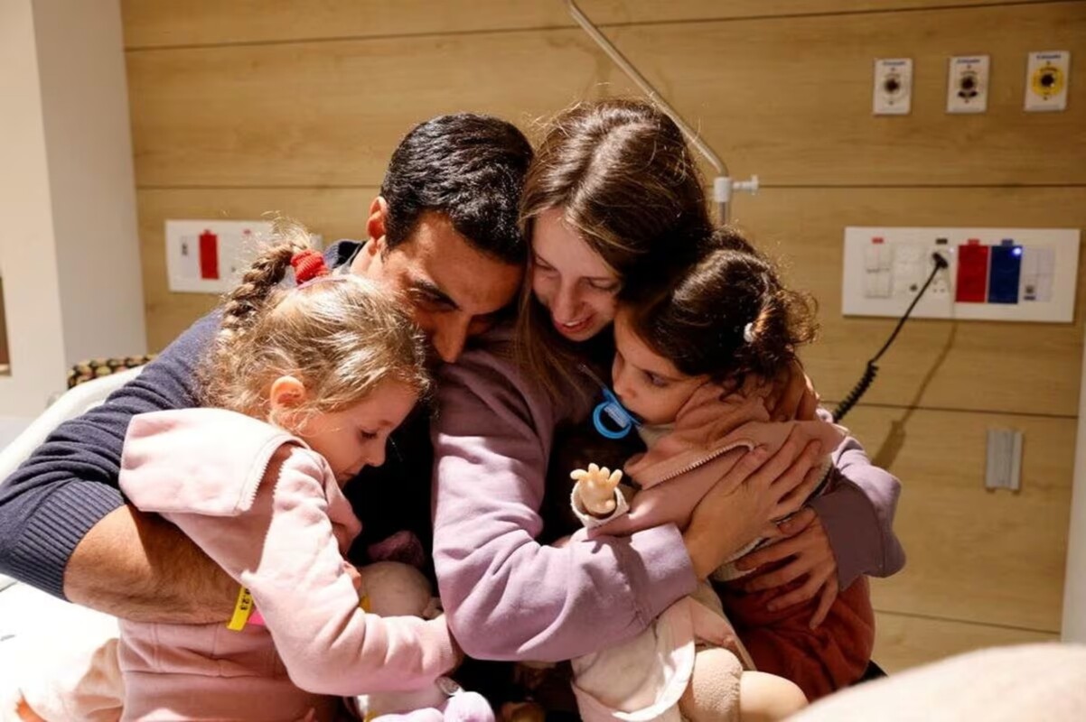 La familia Asher se reúne. Yoni abraza a su mujer Doron y a las niñas, Aviv de 2 años y Raz, de 4; las tres fueron secuestradas por Hamás y ahora liberadas en el marco de la tregua pactada entre la milicia palestina e Israel.