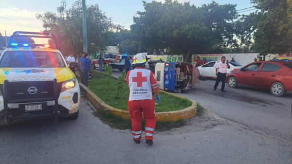 Madre e hija resultan lesionadas en choque de mototaxis en la Región 227 de Cancún