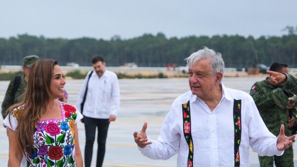 Mara Lezama acompaña a López Obrador a supervisar avances de aeropuerto y Tren Maya en Quintana Roo