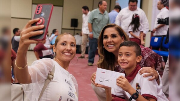 De manera histórica, entrega Mara Lezama mil 442 becas para estudiantes de Cozumel