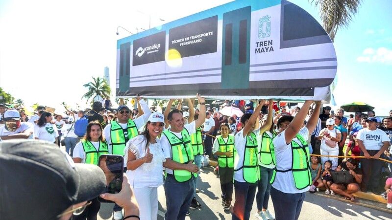 Con el pueblo, Mara Lezama presenció el desfile del 20 de Noviembre