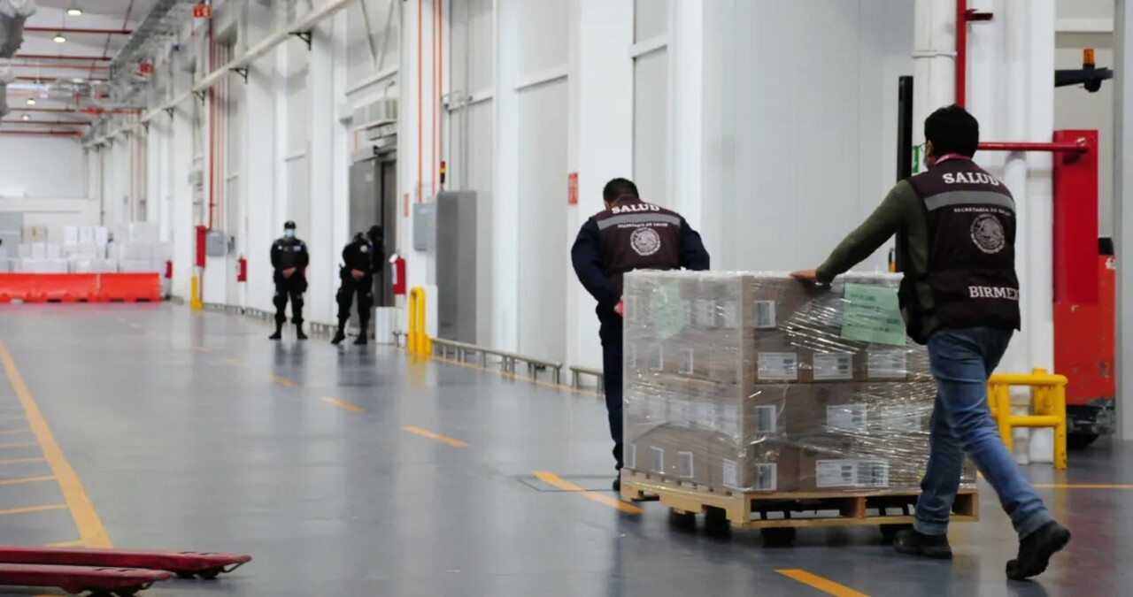 Revela AMLO que la “farmacia más grande del mundo” que anunció hace unos meses, el cual será un banco de reserva de medicamentos para su distribución nacional, abrirá en diciembre de este año, luego de que se firmara el convenio con una empresa ubicada en el Estado de México, al norte de la capital.