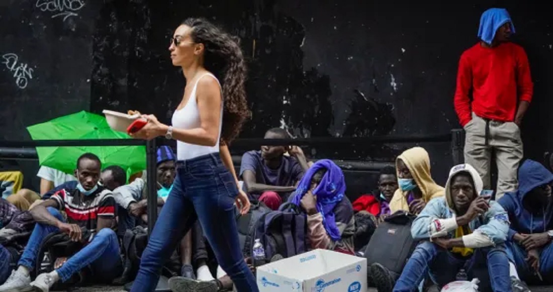 Migrantes venezolanos en las calles de la ciudad de Nueva York.