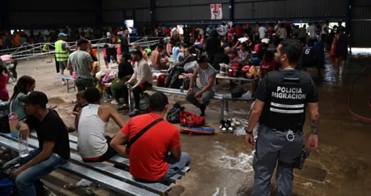 Migrantes de Venezuela aguardan un transporte para seguir en su viaje hacia Nicaragua y posteriormente hacia Estados Unidos, en el Centro de Atención Temporal de Migrantes, en Paso Canoas, Costa Rica, el lunes 16 de octubre de 2023. Foto: Carlos González, Archivo, AP