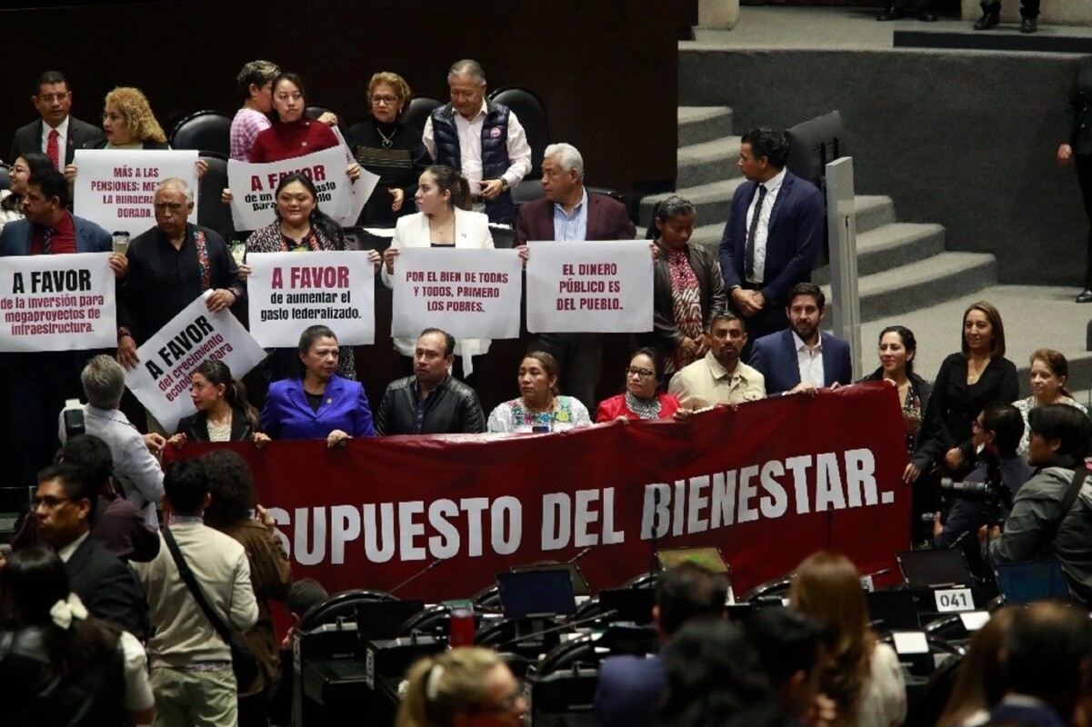 Diputados de Morena durante la sesión de ayer lunes en San Lázaro en la que fue presentado el dictamen con el proyecto del presupuesto para egresos para 2024.