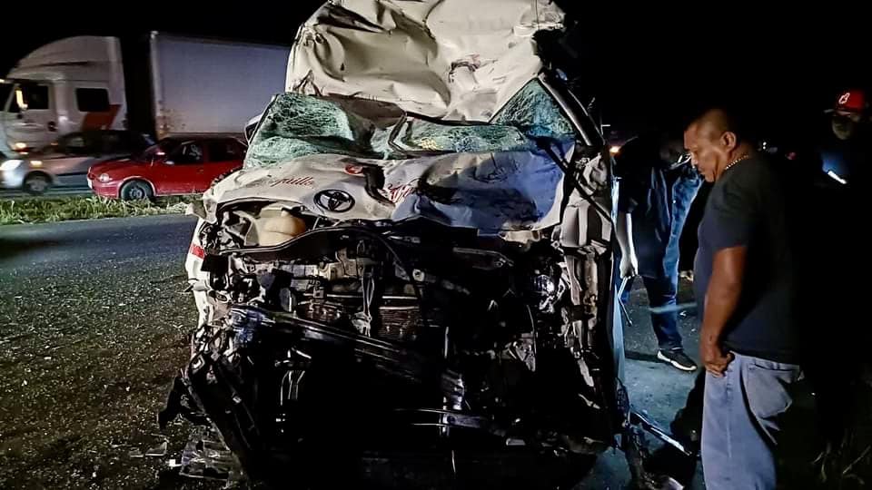 Mujer pierde la vida en mortal colisión en la carretera Mérida-Cancún; el auto en el que viajaba se impactó contra una van de pasajeros.
