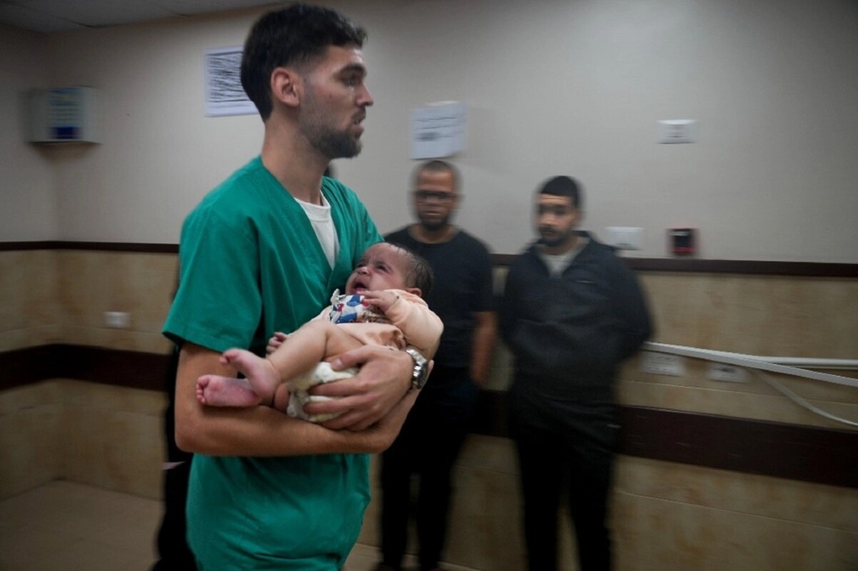Un bebé palestino herido durante un bombardeo israelí en Gaza es trasladado al hospital Deir al-Balah, en imagen de ayer. Foto Ap